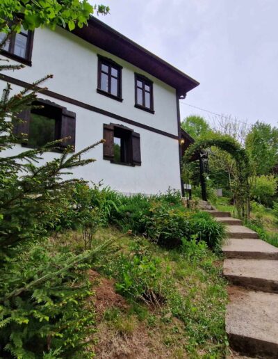 Пътечката към арката и входа на вила Анна
